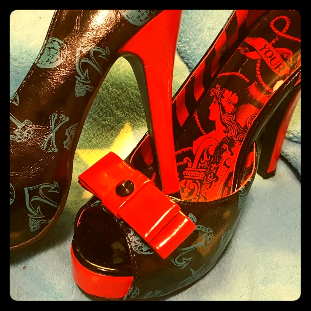 IRON FIST - "Don't hold your breath" peep toe pump